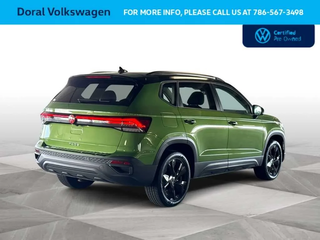 2025 Volkswagen Taos SE Black photo 8