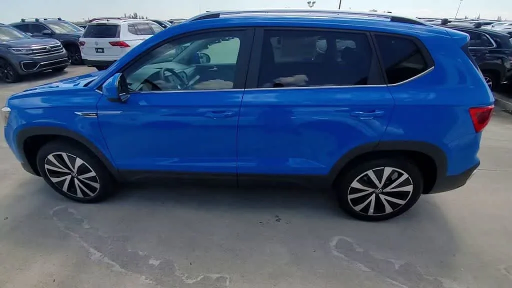 2023 Volkswagen Taos SE photo 5