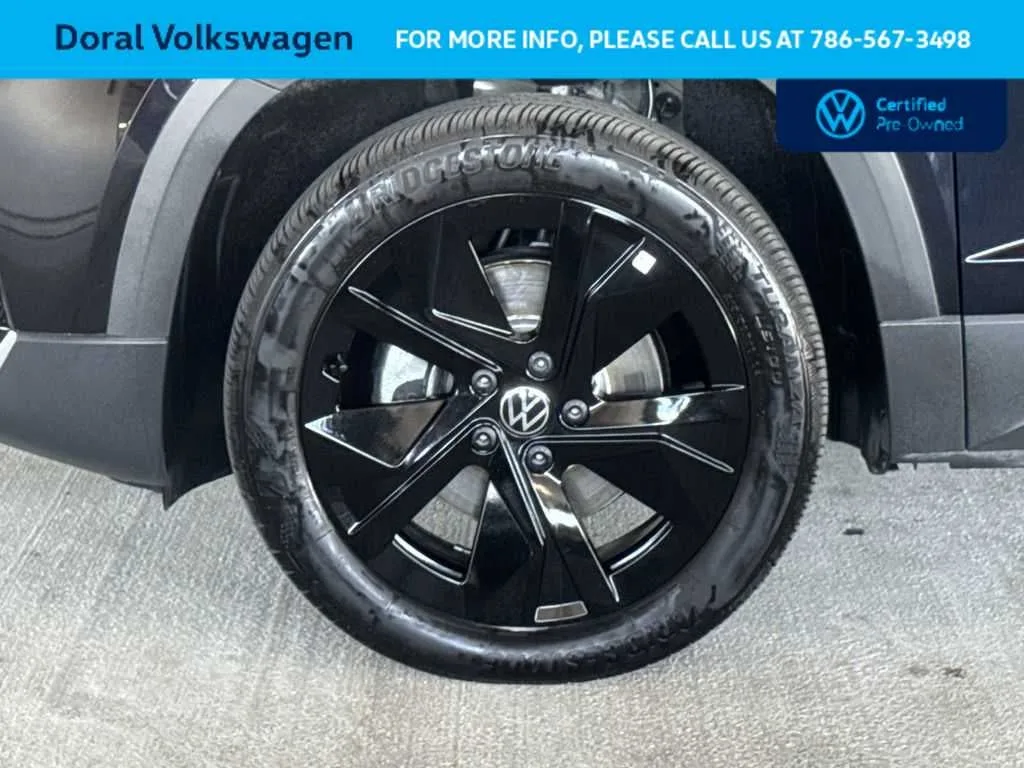 2025 Volkswagen Taos SE Black photo 11
