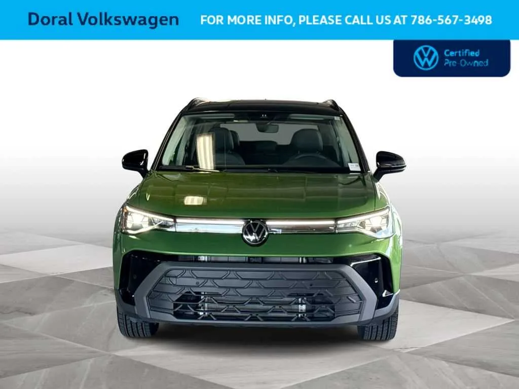 2025 Volkswagen Taos SE Black photo 3