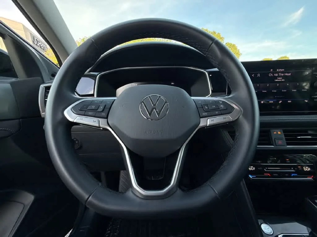 2026 Volkswagen Taos SE Black photo 15