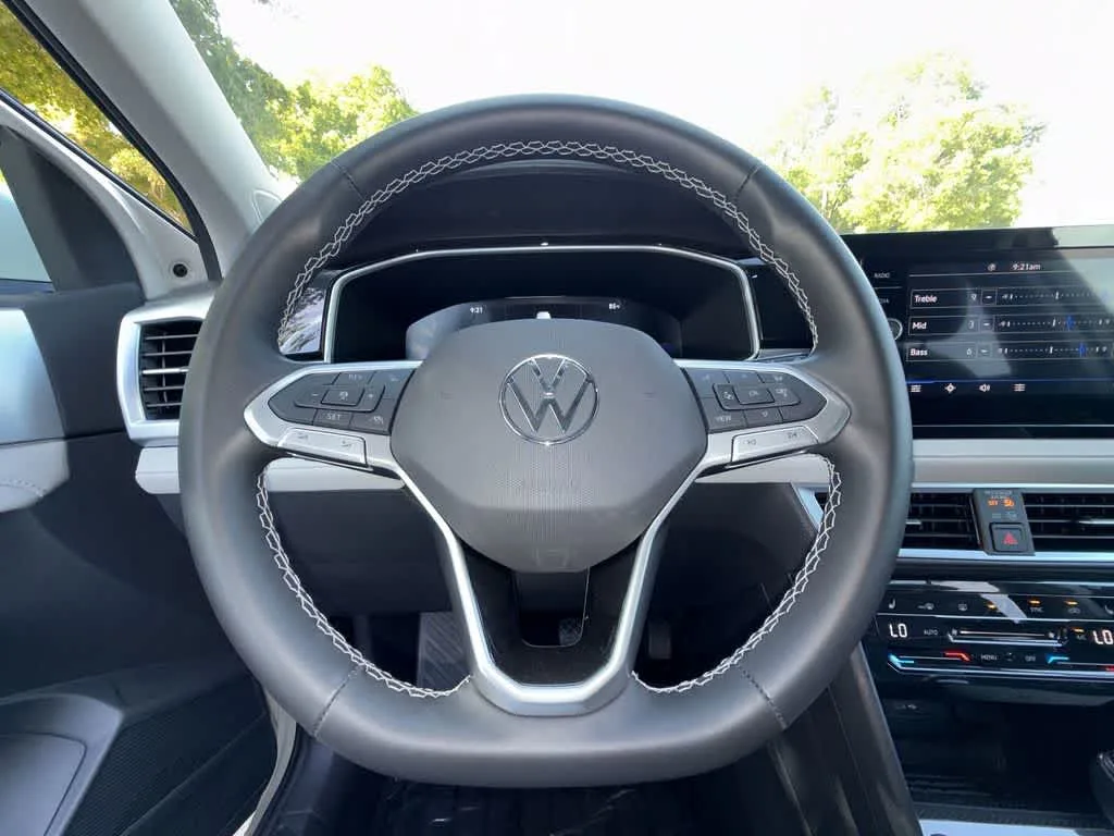 2026 Volkswagen Taos SE photo 15