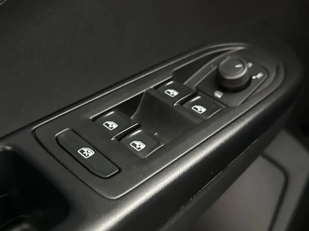 2023 Volkswagen Taos SE photo 17