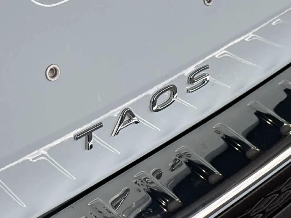 2026 Volkswagen Taos SE photo 10