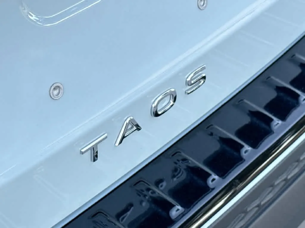 2026 Volkswagen Taos SE Black photo 10