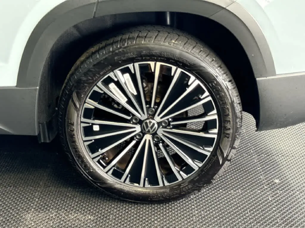 2026 Volkswagen Taos SE photo 11