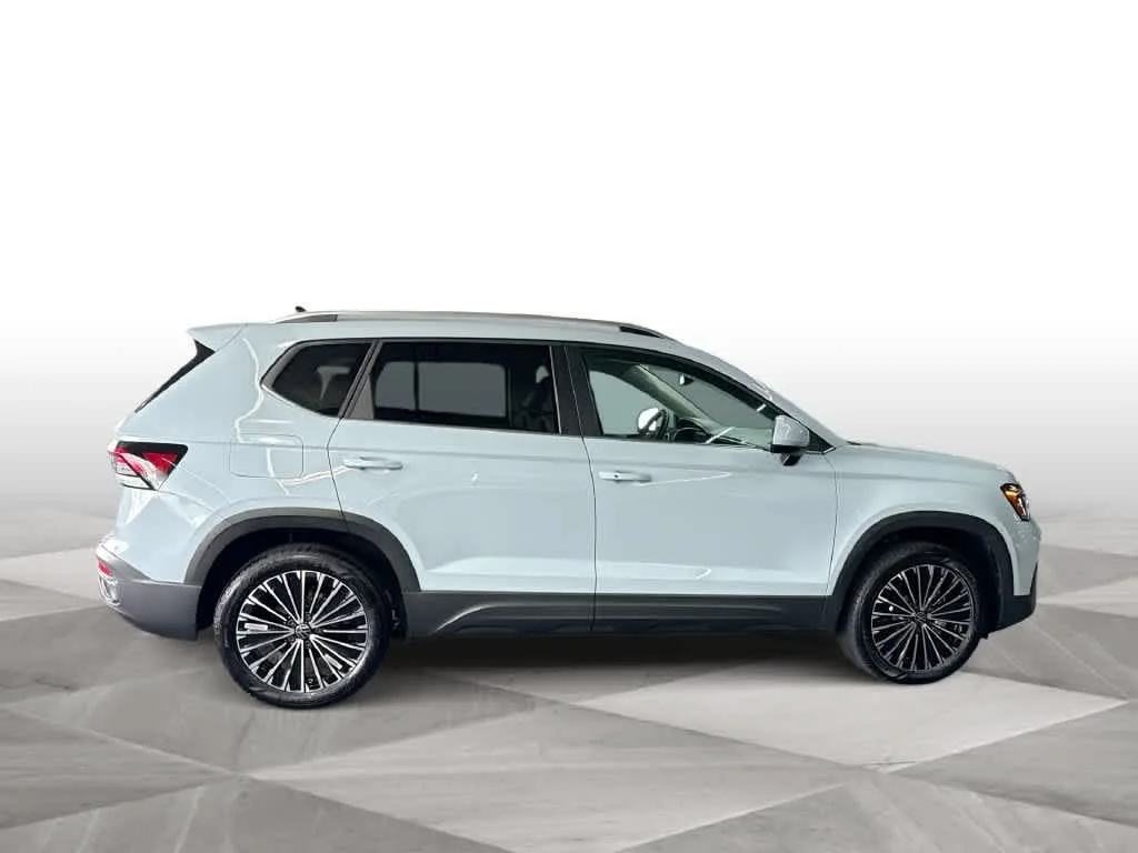 2026 Volkswagen Taos SE photo 9