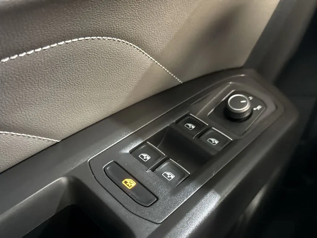 2023 Volkswagen Atlas Cross Sport 3.6L V6 SE w/Technology photo 17