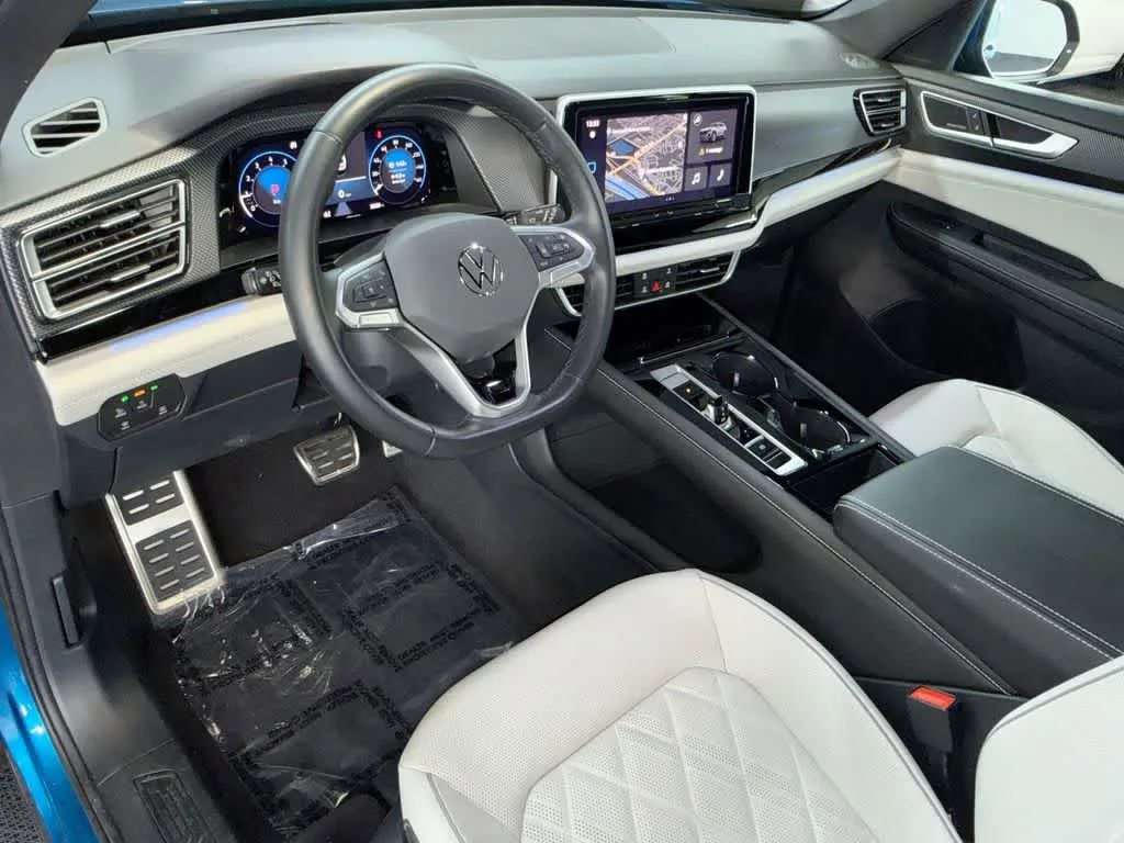 2024 Volkswagen Atlas Cross Sport 2.0T SEL Premium R-Line photo 13