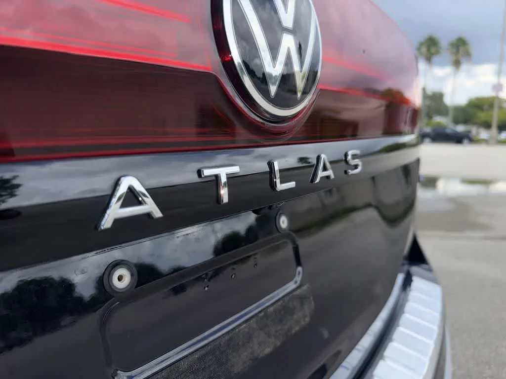 2024 Volkswagen Atlas 2.0T Peak Edition SEL photo 10