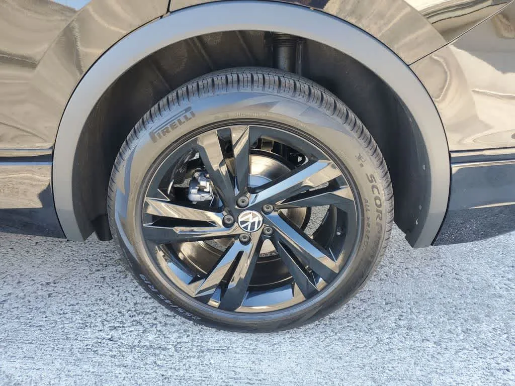 2024 Volkswagen Tiguan SE R-Line Black photo 17