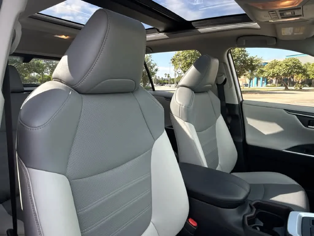 2019 Toyota RAV4 Limited photo 27