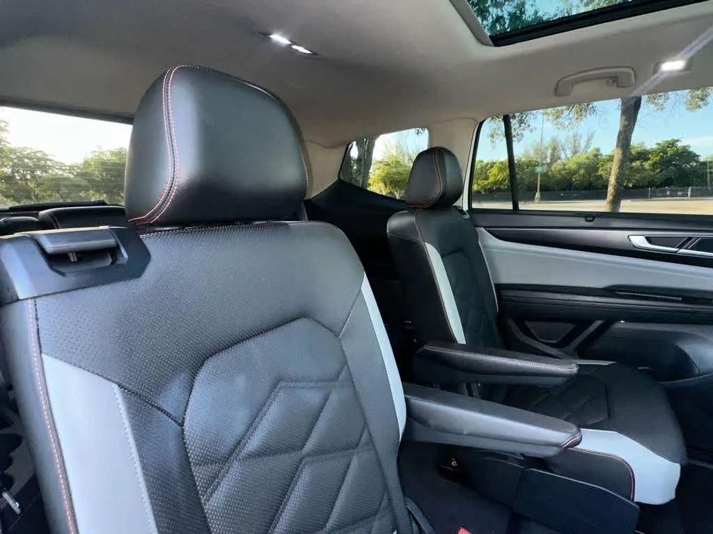 2024 Volkswagen Atlas 2.0T Peak Edition SE w/Technology photo 26