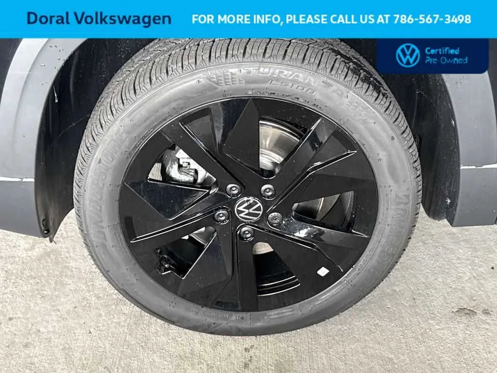 2025 Volkswagen Taos SE Black photo 11