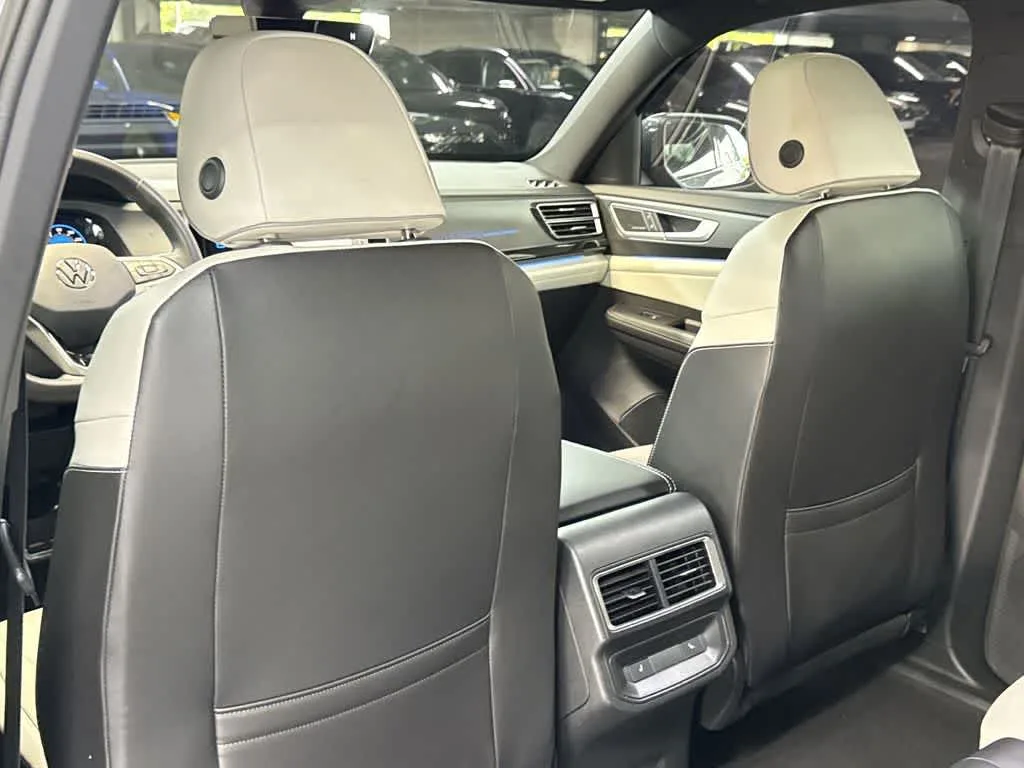 2024 Volkswagen Atlas Cross Sport 2.0T SEL Premium R-Line photo 23