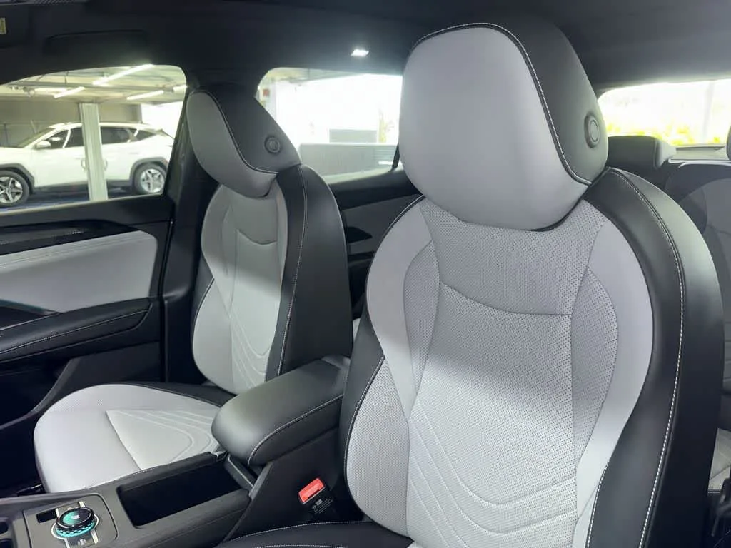 2026 Volkswagen Tiguan SE R-Line Black photo 14