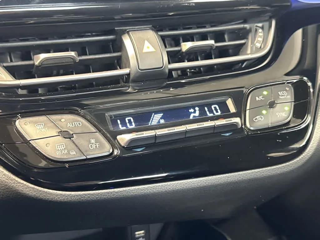 2022 Toyota C-HR XLE photo 20