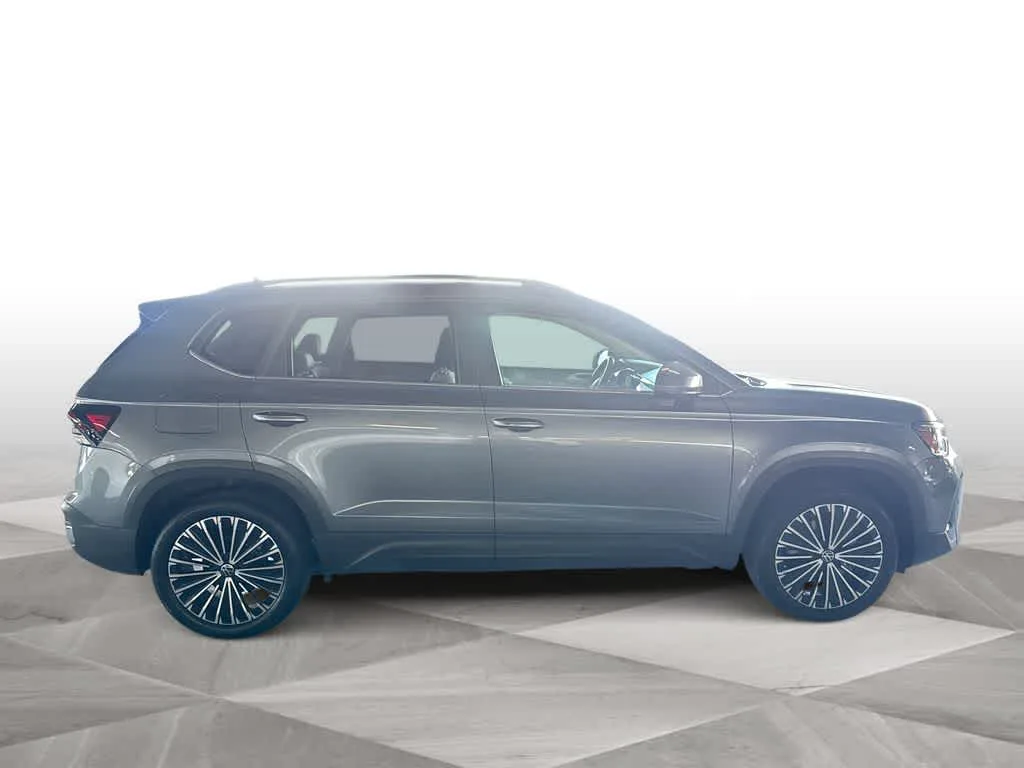 2025 Volkswagen Taos SE photo 9