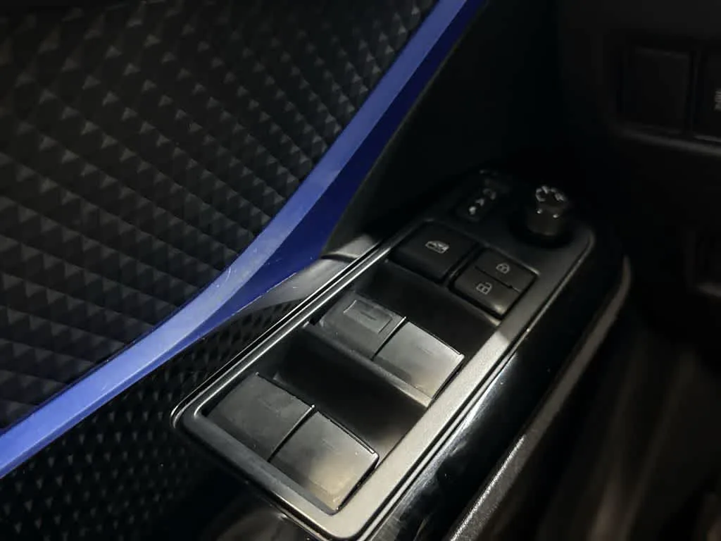 2022 Toyota C-HR XLE photo 17