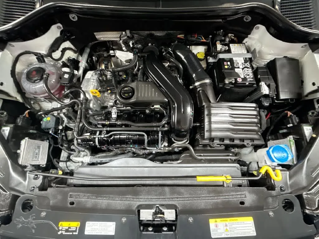 2026 Volkswagen Taos SE Black photo 11