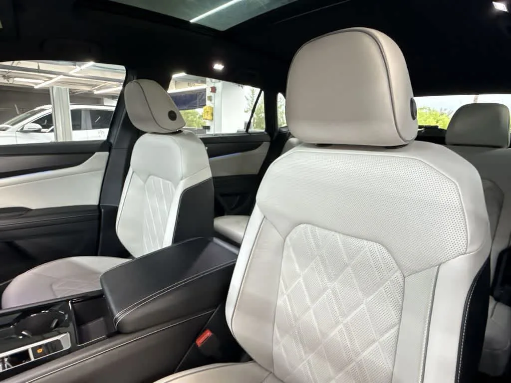 2024 Volkswagen Atlas Cross Sport 2.0T SEL Premium R-Line photo 14