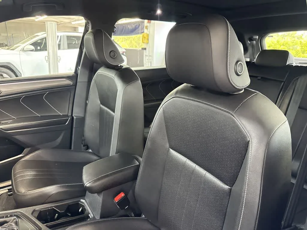 2023 Volkswagen Tiguan SE R-Line Black photo 14