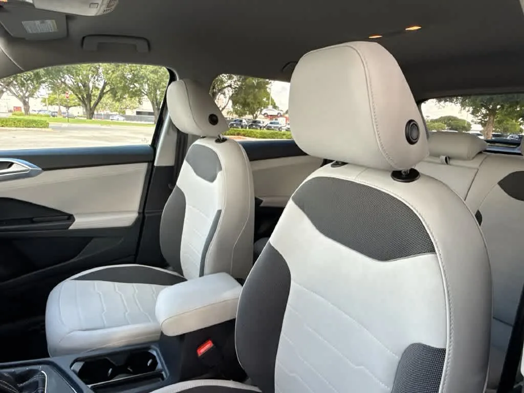 2026 Volkswagen Taos SE photo 14