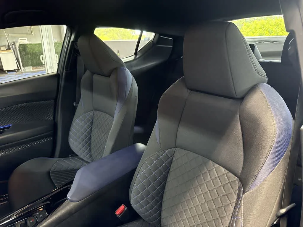 2022 Toyota C-HR XLE photo 14