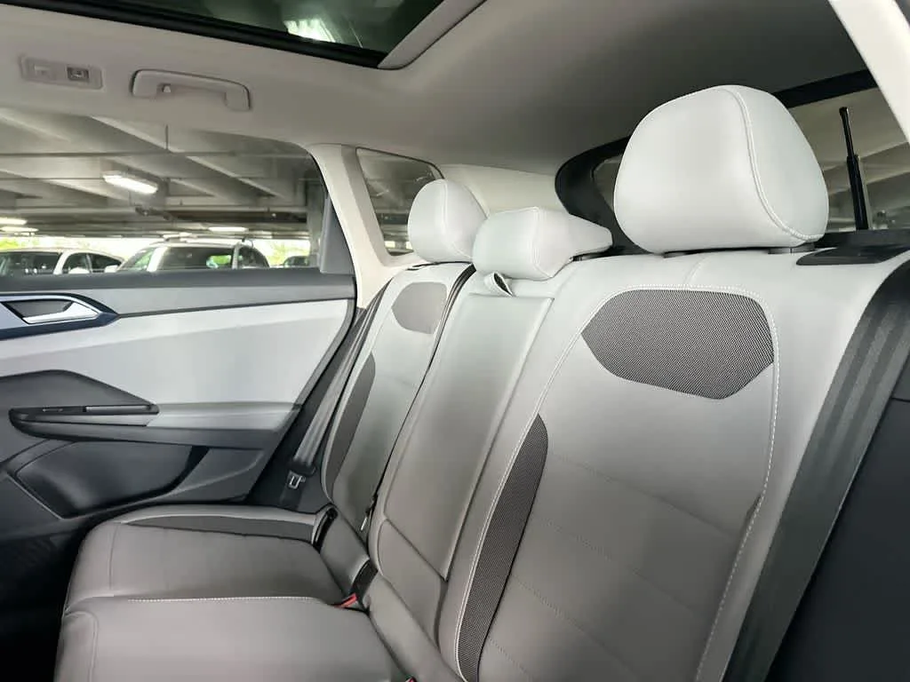 2024 Volkswagen Taos SE photo 22