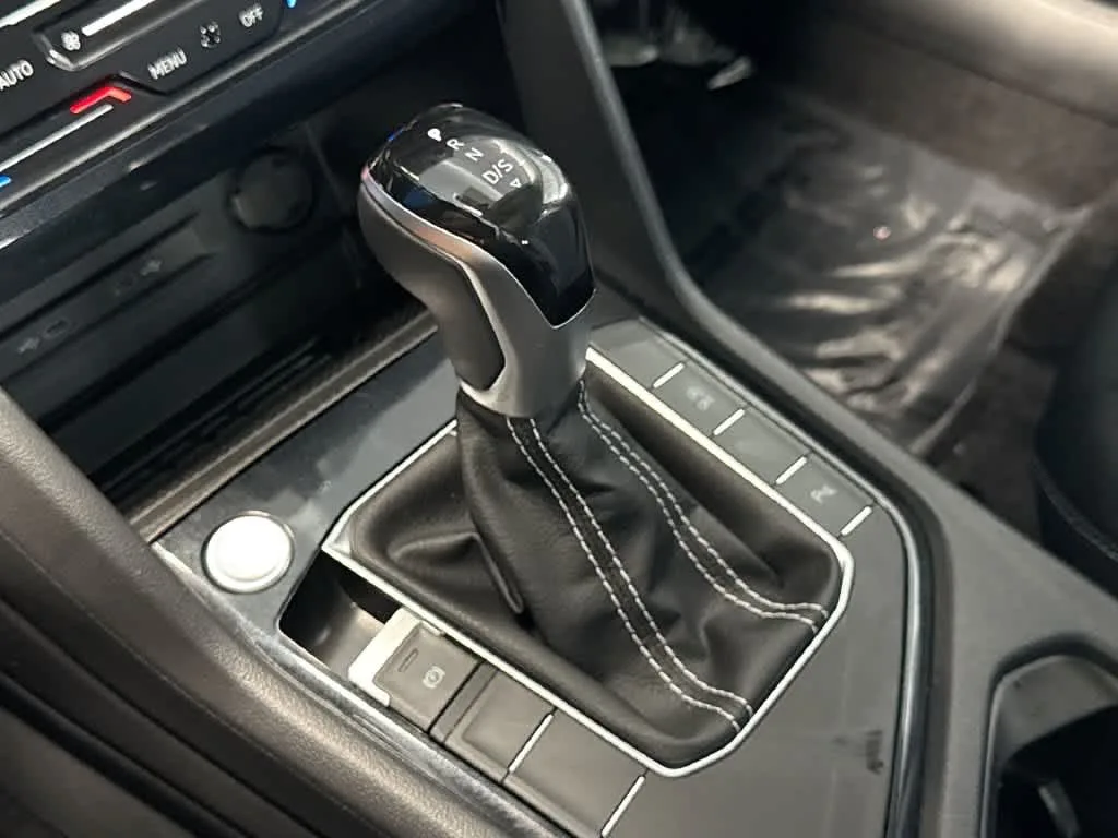 2026 Volkswagen Taos SE Black photo 20