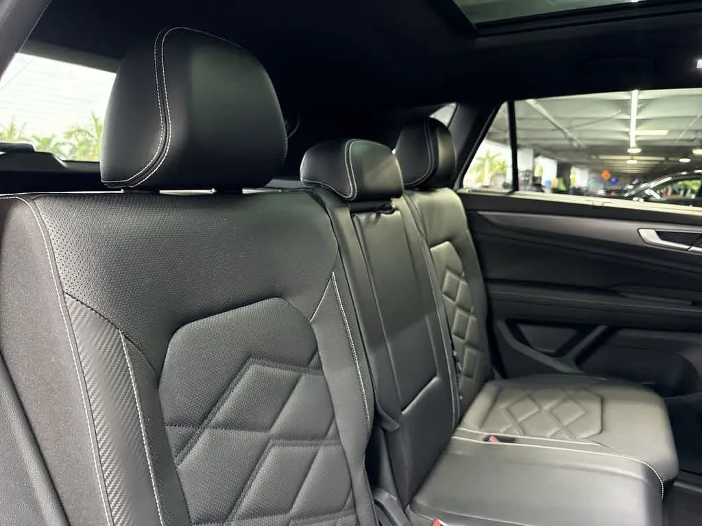 2024 Volkswagen Atlas Cross Sport 2.0T SE w/Technology photo 26