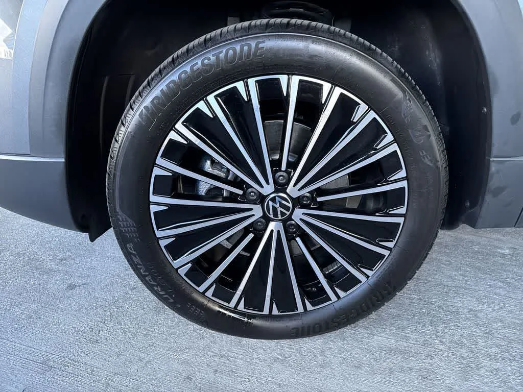 2025 Volkswagen Taos SE photo 10