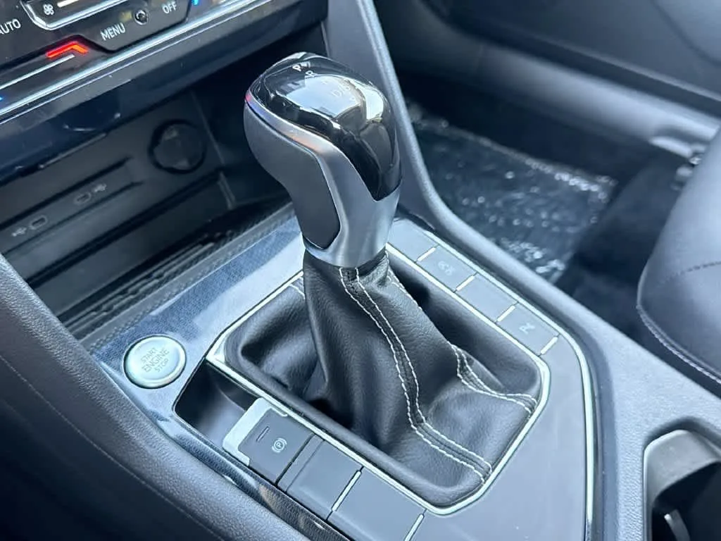 2026 Volkswagen Taos SE Black photo 20