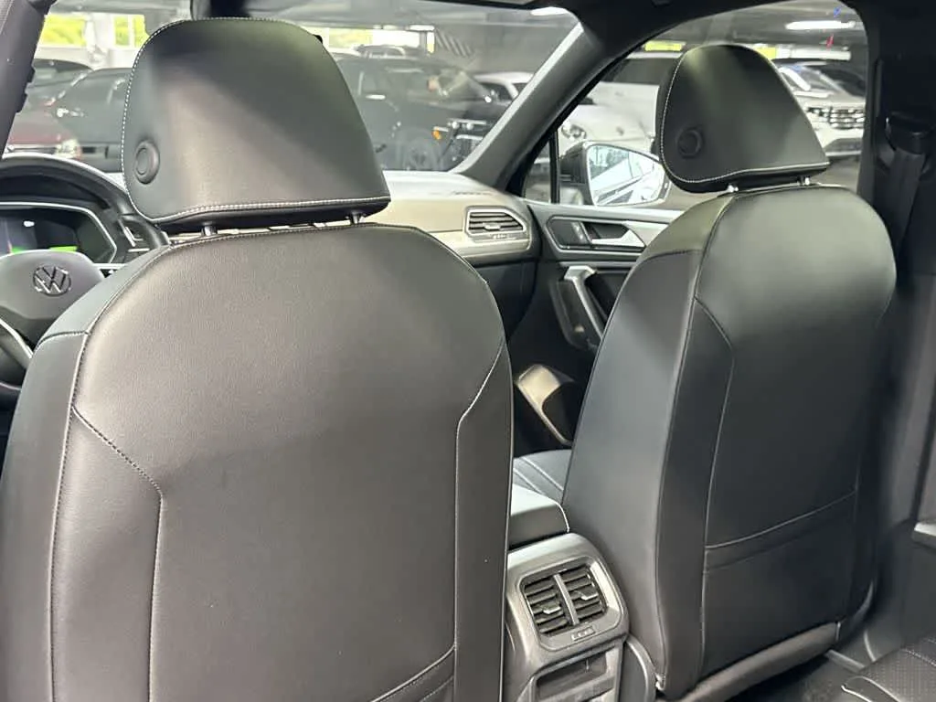 2023 Volkswagen Tiguan SE R-Line Black photo 23