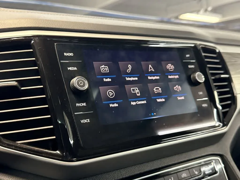 2023 Volkswagen Atlas Cross Sport 2.0T SE w/Technology photo 17