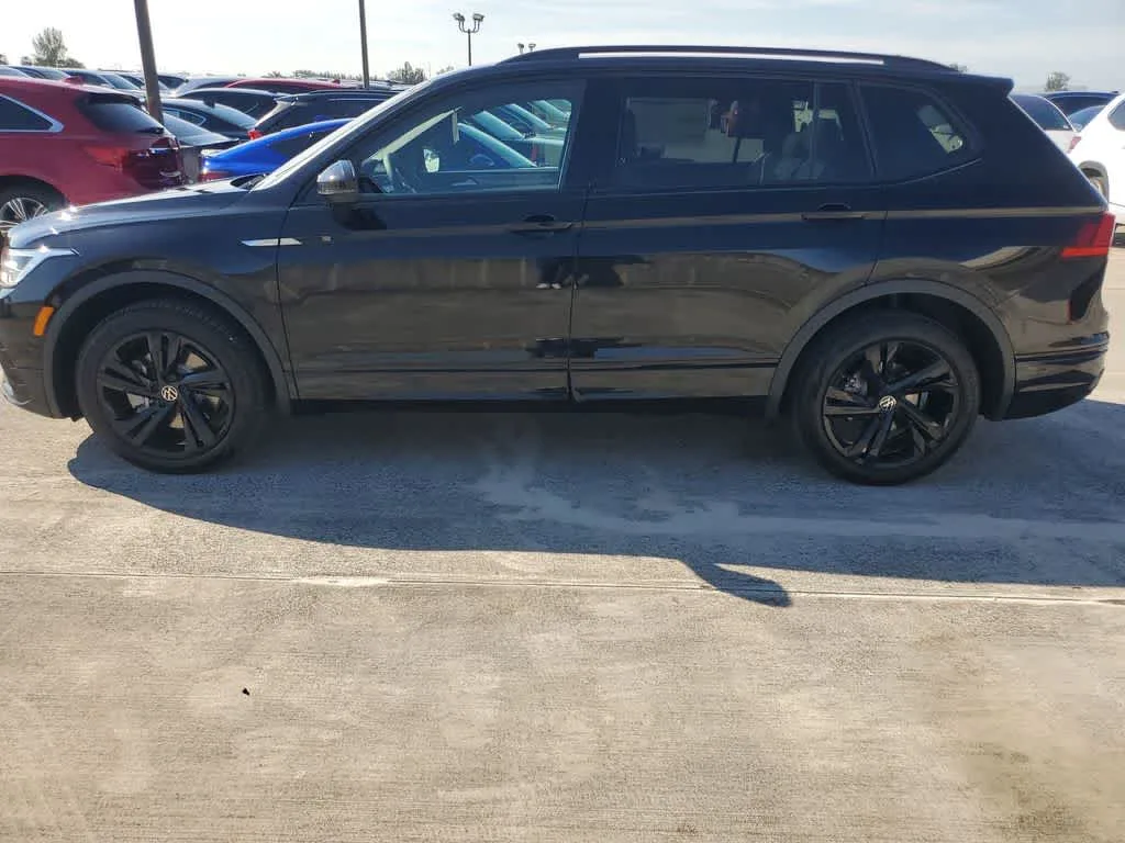 2024 Volkswagen Tiguan SE R-Line Black photo 16