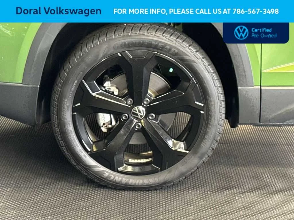 2025 Volkswagen Taos SE Black photo 11