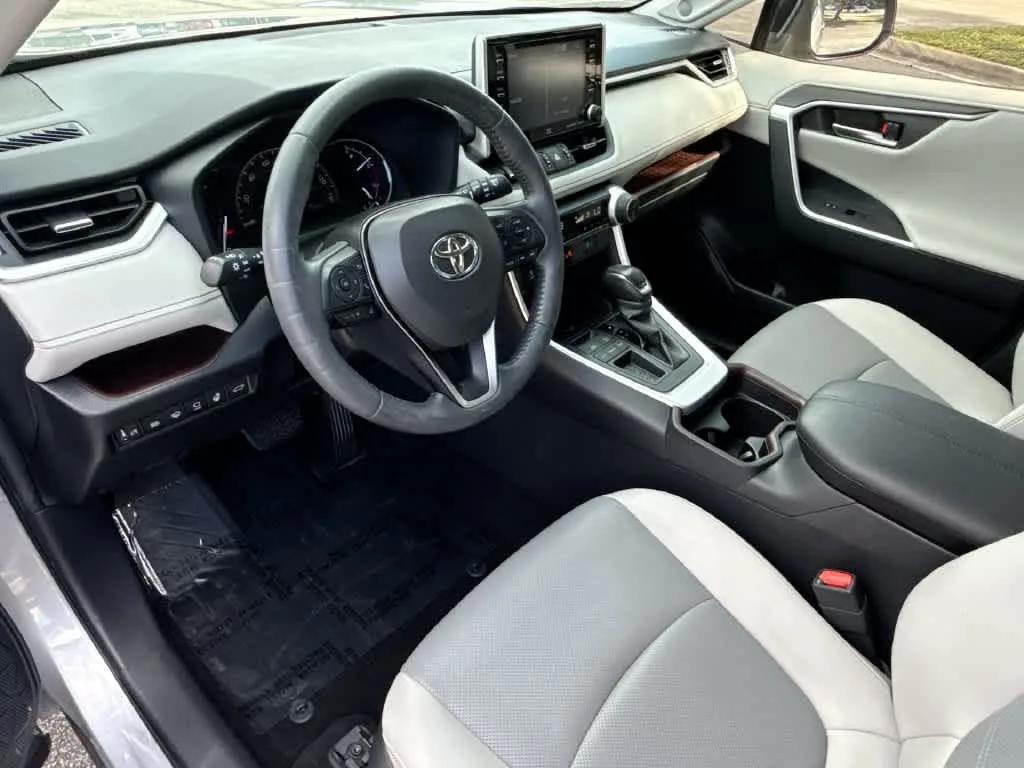 2019 Toyota RAV4 Limited photo 13