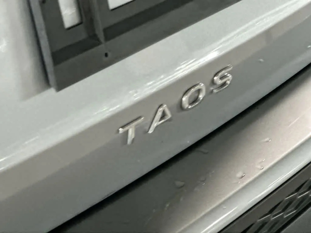 2023 Volkswagen Taos SE photo 10