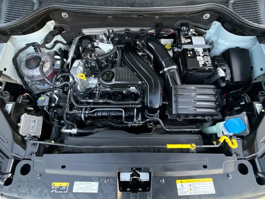 2026 Volkswagen Taos SE Black photo 12