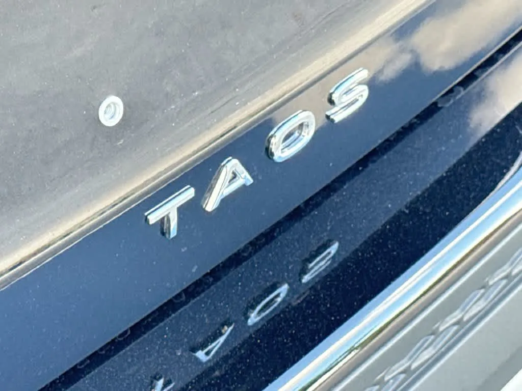 2026 Volkswagen Taos SE photo 10