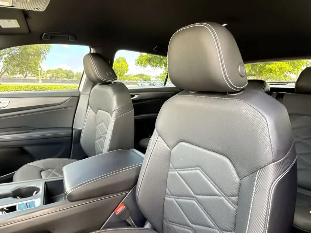 2025 Volkswagen Atlas Cross Sport 2.0T SE photo 14