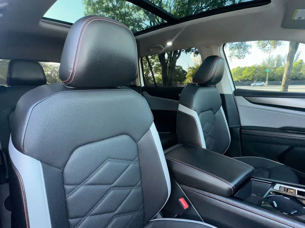 2024 Volkswagen Atlas 2.0T Peak Edition SE w/Technology photo 27