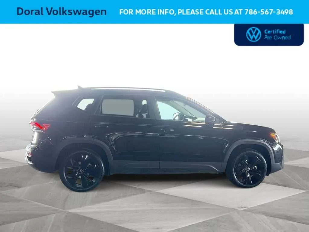 2025 Volkswagen Taos SE Black photo 9