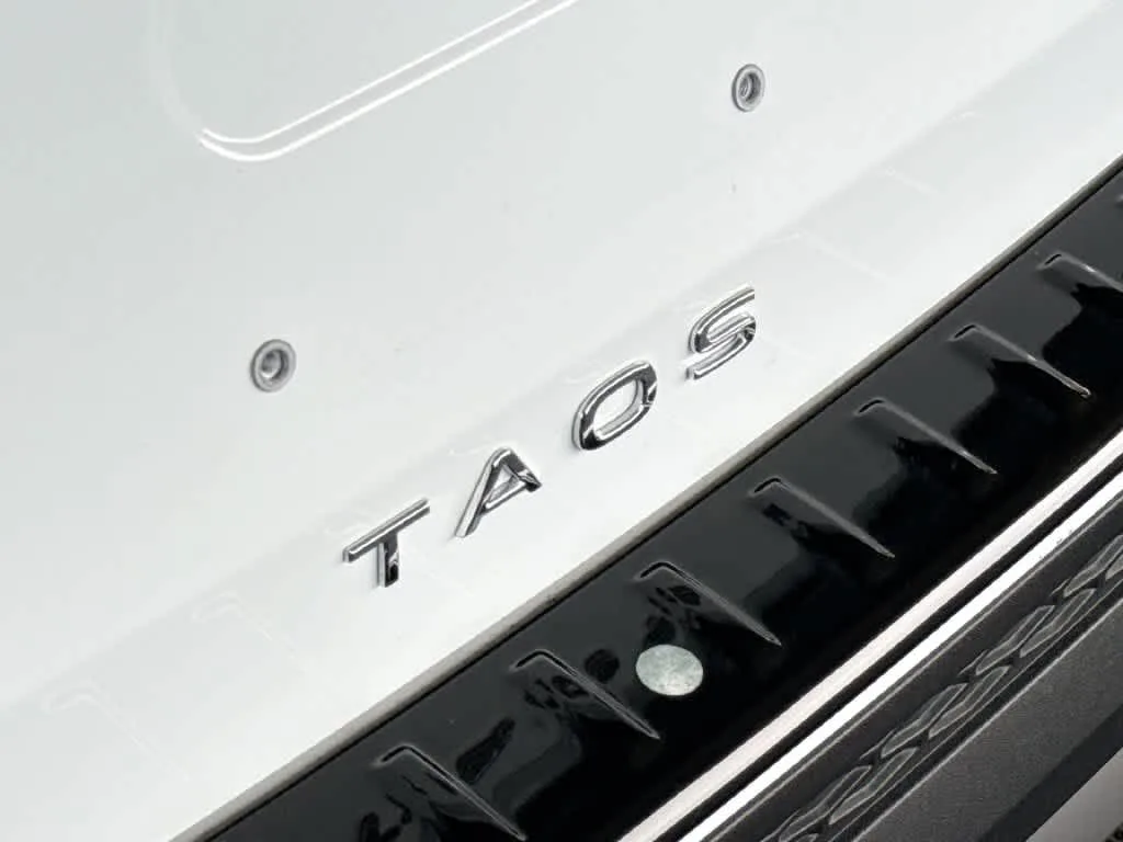 2026 Volkswagen Taos SE Black photo 10