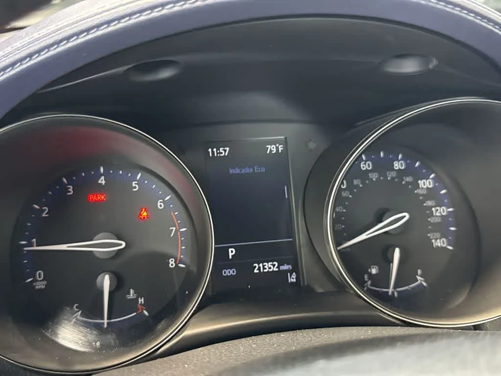 2022 Toyota C-HR XLE photo 16