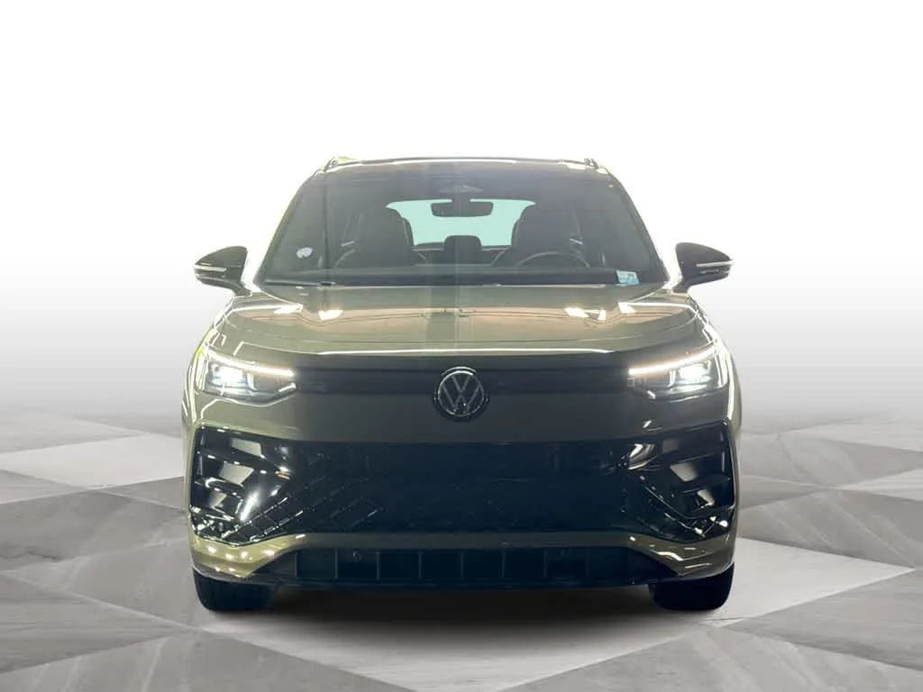 2026 Volkswagen Tiguan SE R-Line Black photo 3