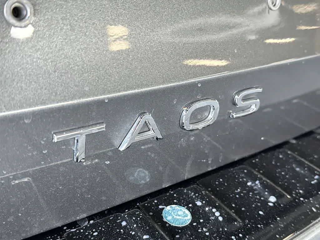 2025 Volkswagen Taos SE photo 11