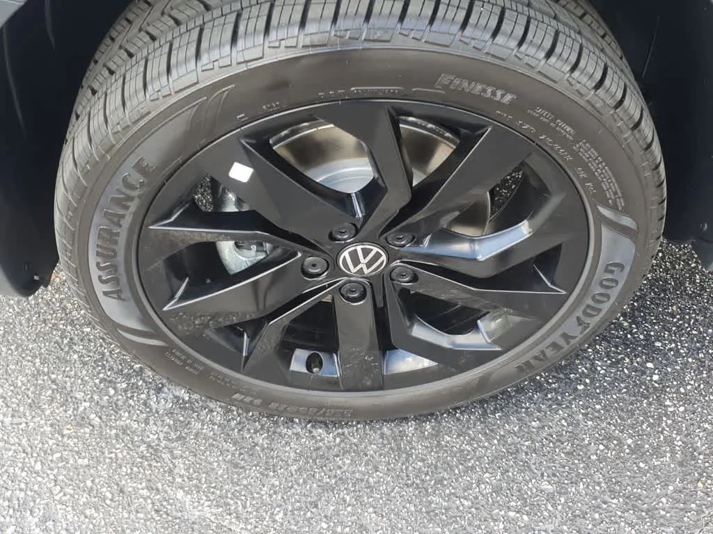 2024 Volkswagen Taos SE photo 17