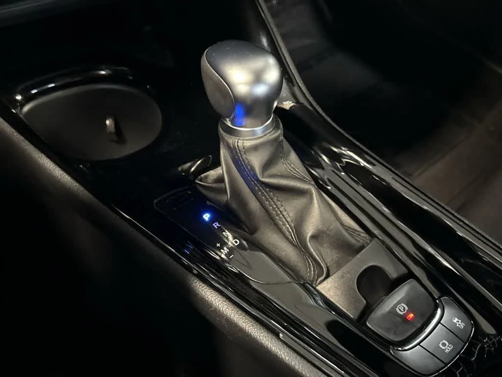 2022 Toyota C-HR XLE photo 21
